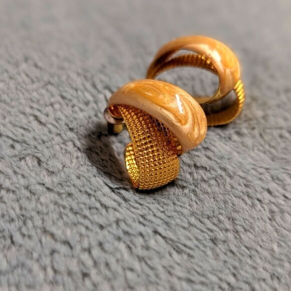 Vintage Double 1/2 Hoop Enamel and Goldtone Pierced Earrings - Picture 5 of 7